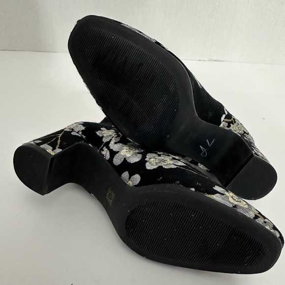 Anne Klein Gorgia Chelsea Floral Brocade Ankle Boots Black Booties Size 6M - Picture 7 of 9